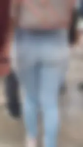 Latina booty in pocket less jeans