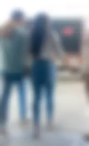 Linda mujer en jeans ajustados