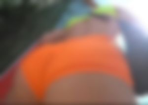 Orange shorts rave cameltoe  (NOT OC)