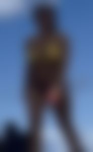 Sexy chick changing at the beach creepshots
