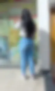 Linda mujer en jeans ajustados