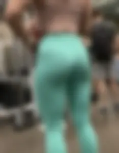 CAN IT GET ANY TIGHTER? Fit brunette in bright teal leggings