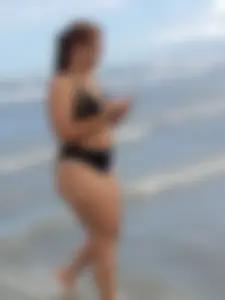 Beach meaty ass MILF W bikini