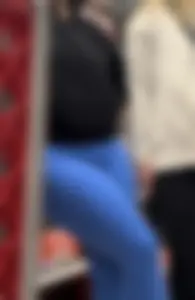 Pawg in blue leggings