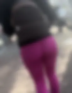 Jiggly Buttle butt in bright pink gym leggings