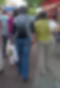 Candid milfs wearing tight jeans on the street creepshots