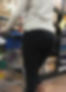 Walmart blonde whooty shopping in black leggings with vtl
