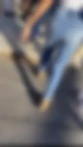 Bubble butt ebony in jean. Nice tits.