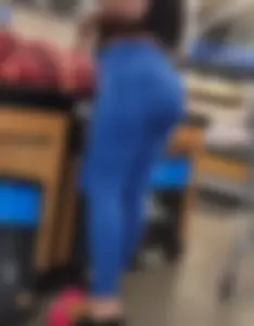 Ebony  phatty in blue leggings