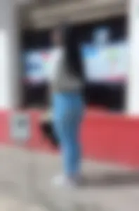 Linda mujer en jeans ajustados