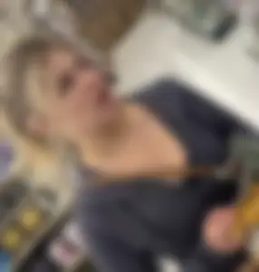 MUST SEE ! Beautiful blonde flaunting her cheeks in the Nike pros