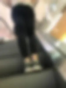 Hot Candid Booty And Legs in Leggings on a Mall Escalator Creepshots
