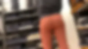 Candid babe with a delicious 🍑 in peach leggings shopping