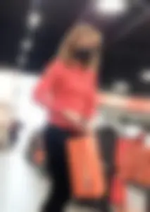 Candid store chick wearing leggings creepshots