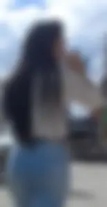 Linda mujer en jeans ajustados