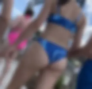 Cheeky bubble butt in bikini picks wedgie