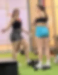 Pretty friend/ less attractive friend - dynamic duos!