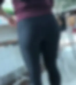 Candid sexy ass in leggings at an airport eatery