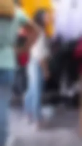 Linda mujer en jeans ajustados