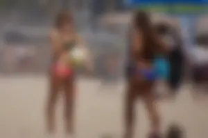 Beach volleyball babe with a nice ass in pink bikini bottom