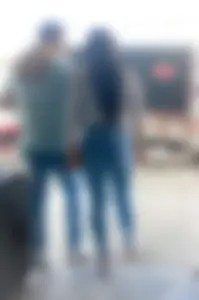 Linda mujer en jeans ajustados