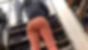 Candid babe with a delicious 🍑 in peach leggings shopping