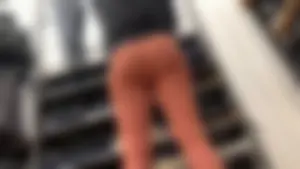 Candid babe with a delicious 🍑 in peach leggings shopping
