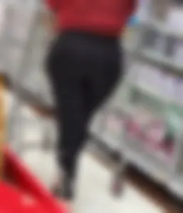 Latina mom w/ phat ass in leggings