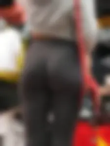 Fit blonde with a nice ass and vtl in leggings