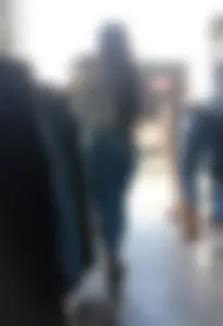 Linda mujer en jeans ajustados
