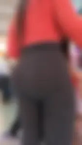 Joven Milf en leggins con tremendas tetas y culo