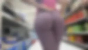 Fit Latina in pink leggings