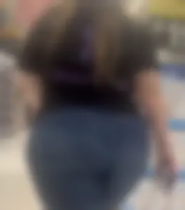 Big Booty Blonde in Jeans