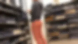 Candid babe with a delicious 🍑 in peach leggings shopping