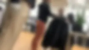 Candid babe with a delicious 🍑 in peach leggings shopping