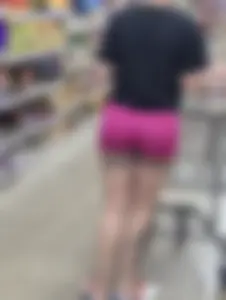 Latina mami w/ amazing bubble in pink shorts