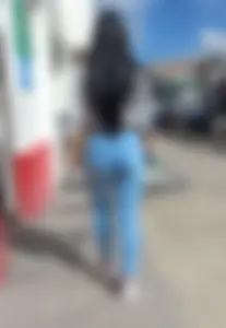 Linda mujer en jeans ajustados