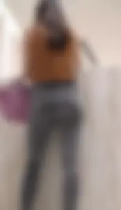 Yummy…I want to suck her jeans😍