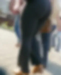 Lady with a nice big booty in leggings with vtl