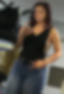Thick brunette in tight jeans and showing some side boob