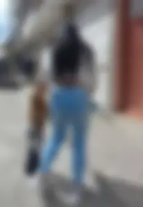 Linda mujer en jeans ajustados