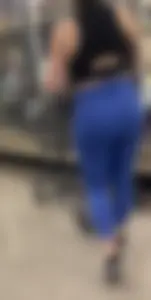White momma in blue leggings at store