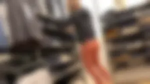 Candid babe with a delicious 🍑 in peach leggings shopping