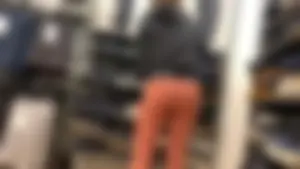 Candid babe with a delicious 🍑 in peach leggings shopping