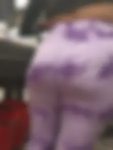 Latina milf with a great body, showing her big ass in pink leggings [OC]