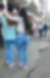 Linda mujer en jeans ajustados