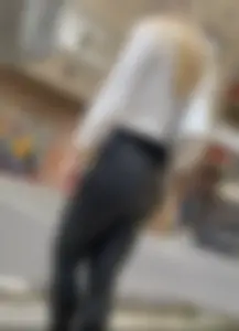 Shapely ass in leather pants🤤