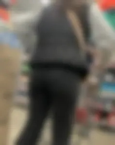 Milf with a nice booty in leggings