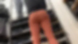 Candid babe with a delicious 🍑 in peach leggings shopping