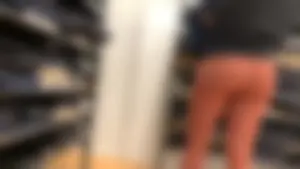 Candid babe with a delicious 🍑 in peach leggings shopping